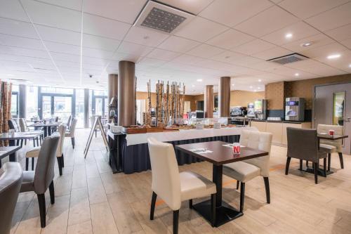 ห้องอาหาร, อพาร์ตโฮเทล อดาจิโอ บาล สนามบินมุลเฮาส์ (Aparthotel Adagio Bâle Mulhouse Aéroport) near สนามบินยูโรบาเซล-มุลเฮาส์-ไฟรบวร์ค