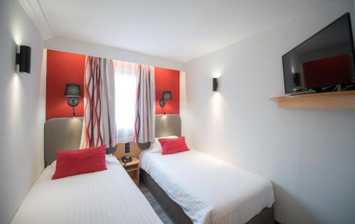 2 bedrooms, 4 beds