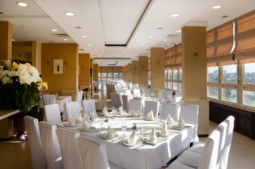 ห้องอาหาร, Hotel Srbija-FREE PARKING in วอซโดวัซ