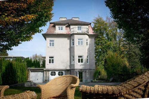Family Wellhouse Green Garden direct in Salzburg, sunny big garden, up to 16 pax, bikes for free, BBQ, sunbeds, parking for free, 15 min sound of music, Salzburg