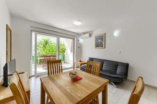 Apartment with Garden View