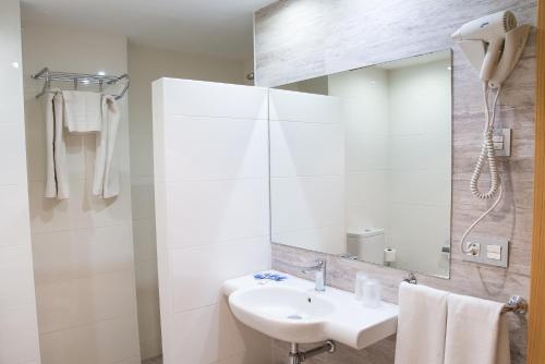 Double or Twin Room (1 Adult) image 4