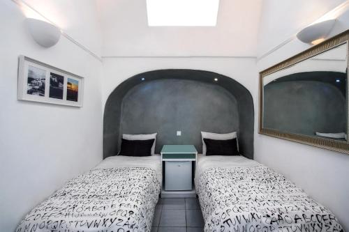 Katerina's Castle - Caldera Cave Hotel - image 2