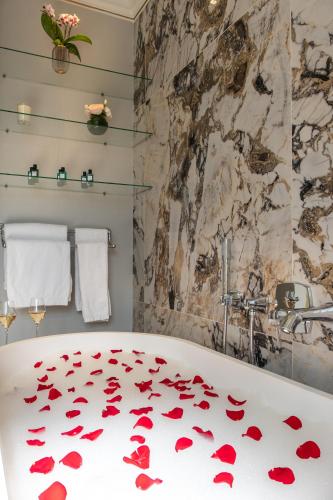 Bathroom, Elysia Hotel in 8th - Champs Elysees
