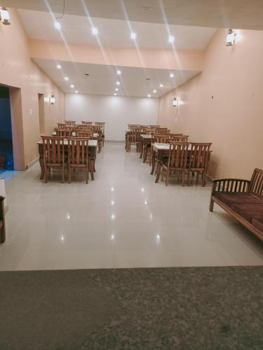 . Apna Niwas Guest House & Restaurant