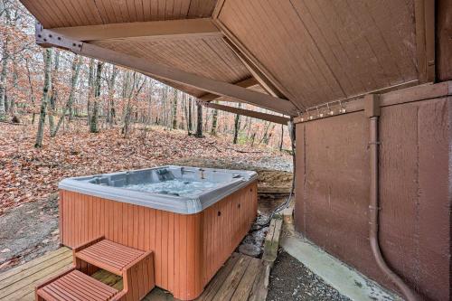 Skiway Chalet Beech Mountain Home with Hot Tub! in Beech Mountain, USA