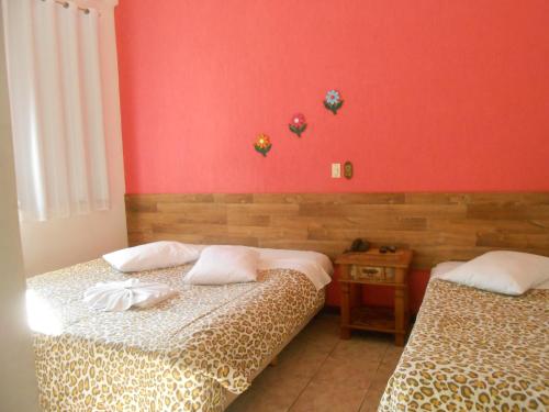 1 double bed, 1 twin bed