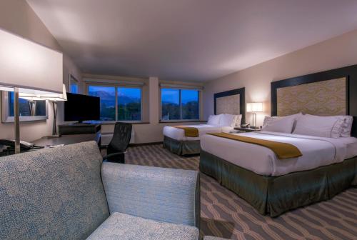 Standard Room with Two Queen Beds - Communications Accessible Tub room in Holiday Inn Express & Suites Colorado Springs Central By IHG