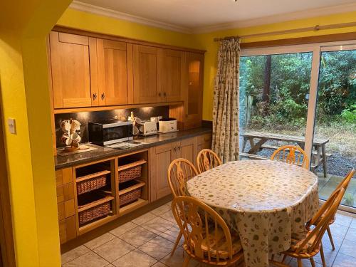 設施, Country Cottage Sleeps 6 w Hot Tub & Dog-Friendly in 明尼愛芙