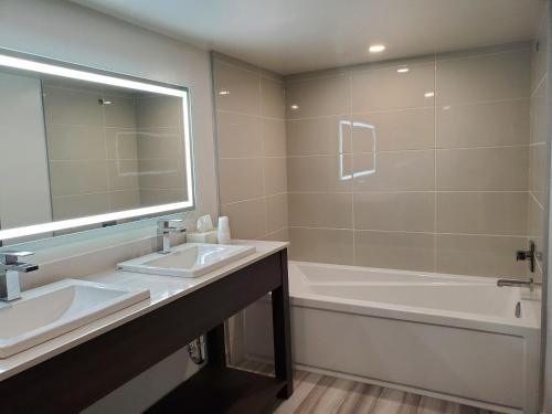 Super 8 by Wyndham Macleod Trail Calgary - image 2