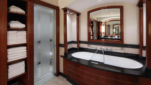 276034492 InterContinental Berlin by IHG