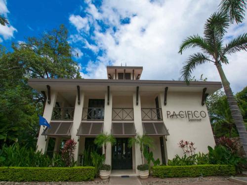 Impressively designed and decorated 3rd-floor space overlooking pool in Coco