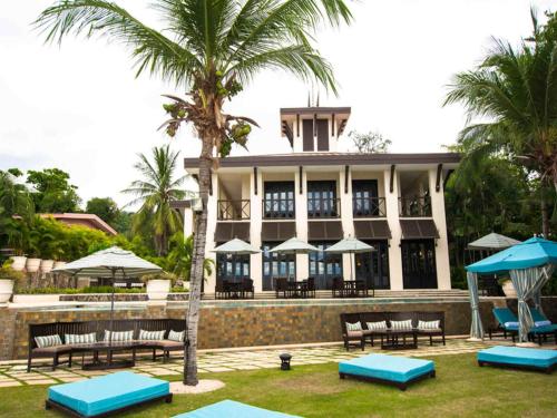 Impressively designed and decorated 3rd-floor space overlooking pool in Coco