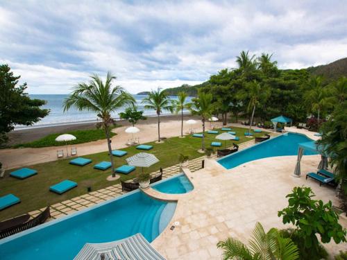 Impressively designed and decorated 3rd-floor space overlooking pool in Coco