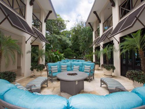 Impressively designed and decorated 3rd-floor space overlooking pool in Coco