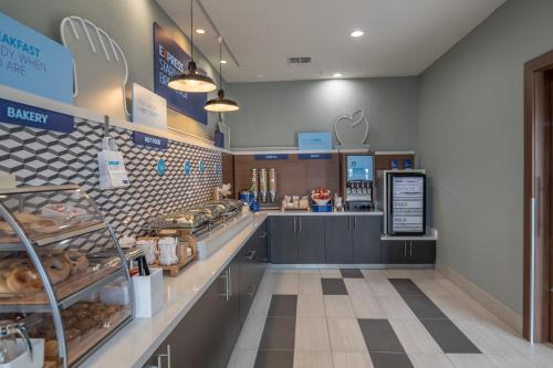 Holiday Inn Express & Suites N Waco Area - West an IHG Hotel - image 3