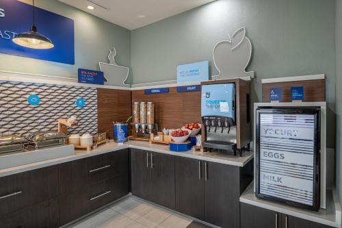 Holiday Inn Express & Suites N Waco Area - West an IHG Hotel - image 7