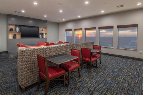 Holiday Inn Express & Suites N Waco Area - West