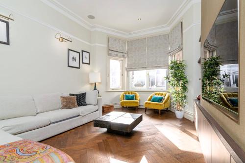 Modern Lux Family Home in West Kensington wGarden