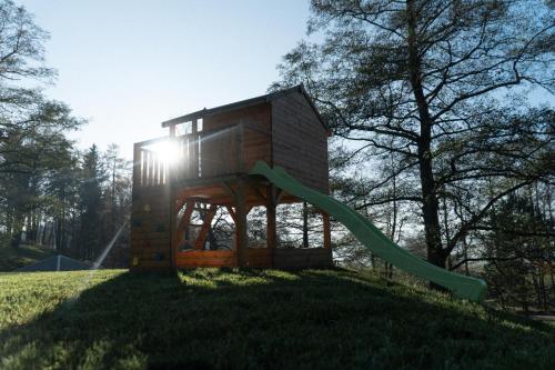 Játszótér, Rodinná roubenka U Tří skřítků (Rodinna roubenka U Tri skritku) in Šanov