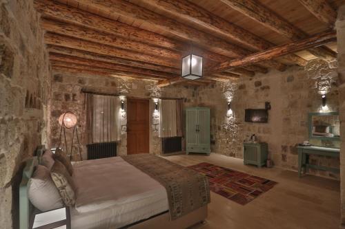 Acropolis Cave Suite