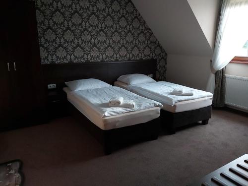 2 twin beds
