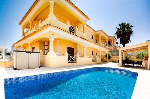  Villa Alice - Free Wifi & Air co & Swimming pool - by bedzy, Unterkunft in Albufeira