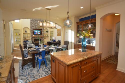 Ocean View Paradise - Steps away from the Beach Will Accommodate Up To 10 People including 1-3 Fa - image 10