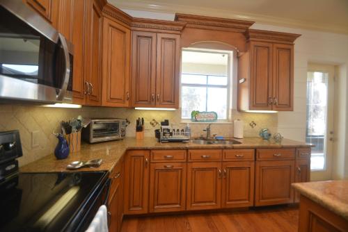 Ocean View Paradise - Steps away from the Beach Will Accommodate Up To 10 People including 1-3 Fa - image 4