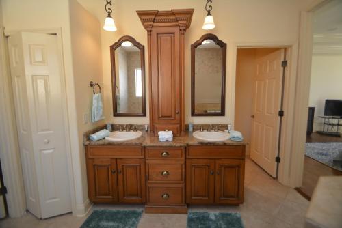 Ocean View Paradise - Steps away from the Beach Will Accommodate Up To 10 People including 1-3 Fa - image 3