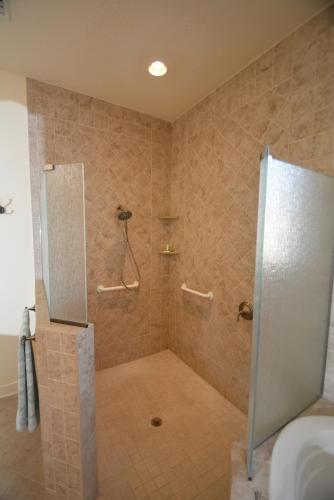 Ocean View Paradise - Steps away from the Beach Will Accommodate Up To 10 People including 1-3 Fa - image 5