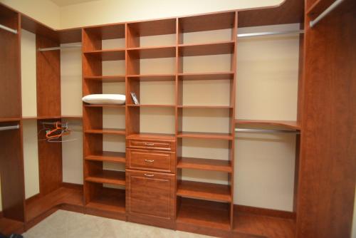 Ocean View Paradise - Steps away from the Beach Will Accommodate Up To 10 People including 1-3 Fa - image 8