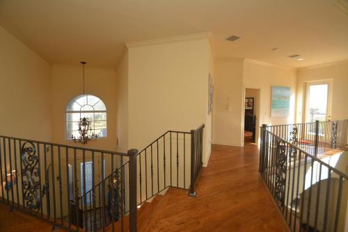 Ocean View Paradise - Steps away from the Beach Will Accommodate Up To 10 People including 1-3 Fa - image 12