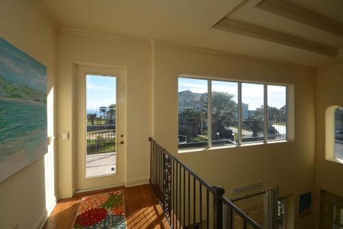 Ocean View Paradise - Steps away from the Beach Will Accommodate Up To 10 People including 1-3 Fa - image 6