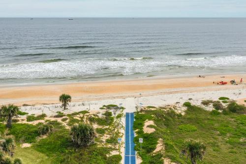Ocean View Paradise - Steps away from the Beach Will Accommodate Up To 10 People including 1-3 Fa - image 13