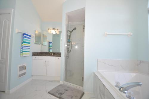 Sunset Bay Beautiful Pool Home - Bring Your Boat or Jet Ski - Canal with Dock- Sleeps 10 - 4 BD - image 9