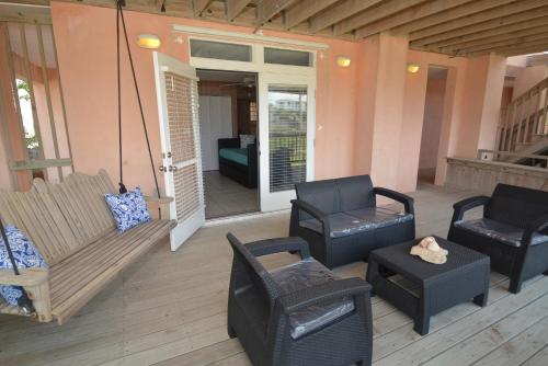 Just Beachy A Luxury Retreat Sleeps 12 3 Levels with Elevator- Perfect for 1-3 Families Travelin - main image