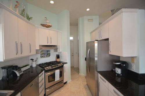 Just Beachy A Luxury Retreat Sleeps 12 3 Levels with Elevator- Perfect for 1-3 Families Travelin - image 10