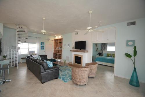 Just Beachy A Luxury Retreat Sleeps 12 3 Levels with Elevator- Perfect for 1-3 Families Travelin - image 13