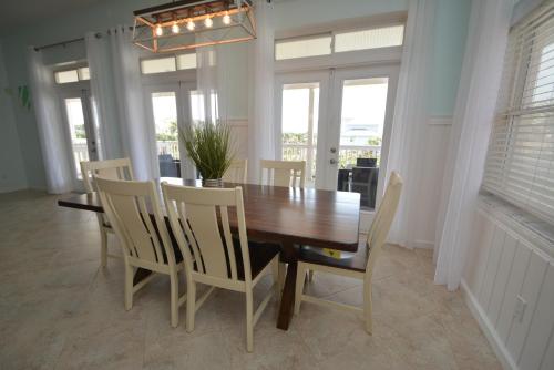 Just Beachy A Luxury Retreat Sleeps 12 3 Levels with Elevator- Perfect for 1-3 Families Travelin - image 9