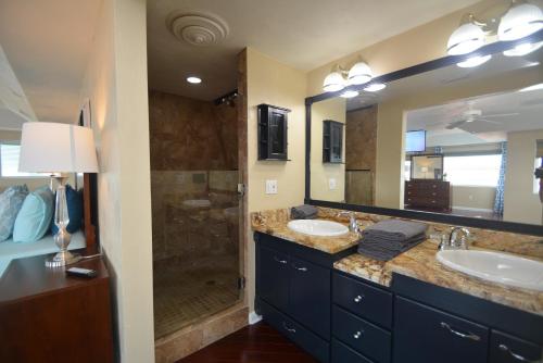 Just Beachy A Luxury Retreat Sleeps 12 3 Levels with Elevator- Perfect for 1-3 Families Travelin - image 8