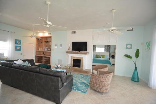 Just Beachy A Luxury Retreat Sleeps 12 3 Levels with Elevator- Perfect for 1-3 Families Travelin - image 12