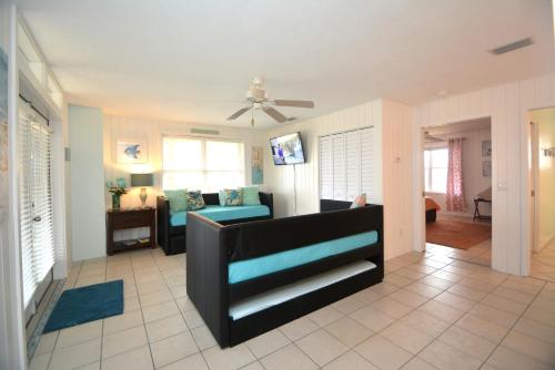 Just Beachy A Luxury Retreat Sleeps 12 3 Levels with Elevator- Perfect for 1-3 Families Travelin - image 7