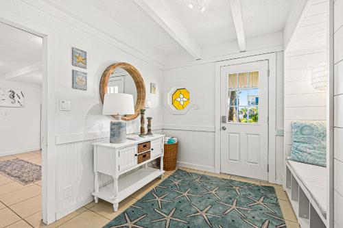 PELICAN BEACH Private Ocean Front Beach House- Sleeps 10 Bring your Surf Boards Newly Renovate - image 2