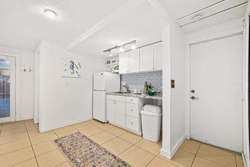 PELICAN BEACH Private Ocean Front Beach House- Sleeps 10 Bring your Surf Boards Newly Renovate - image 11