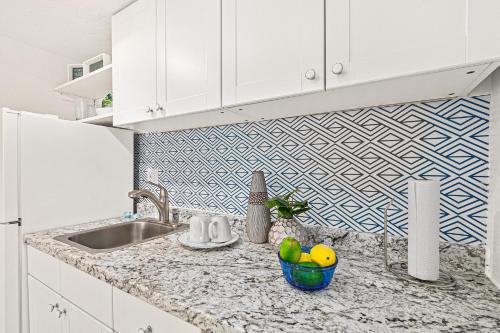 PELICAN BEACH Private Ocean Front Beach House- Sleeps 10 Bring your Surf Boards Newly Renovate - image 7