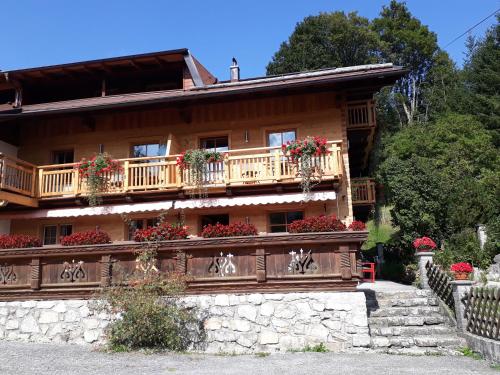 Bio-Bauernhof Waldesruh mit Hofladen in Tannheim, Österreich