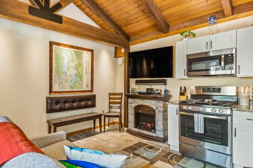 Cozy one bedroom with privacy - Community beach access