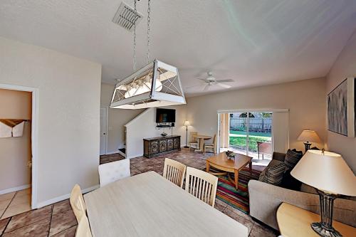 Updated Home - Resort Pool Lazy River & Hot Tub townhouse - image 8