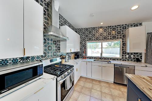 Stunning Remodeled Home with Pool & 2 Fireplaces home - image 5
